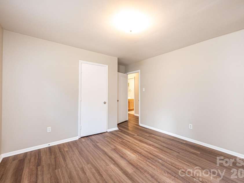 5424 Glenview Drive, Hickory, NC 28602.  MLS# CAR4397238, YatesRealty ID 33057. 