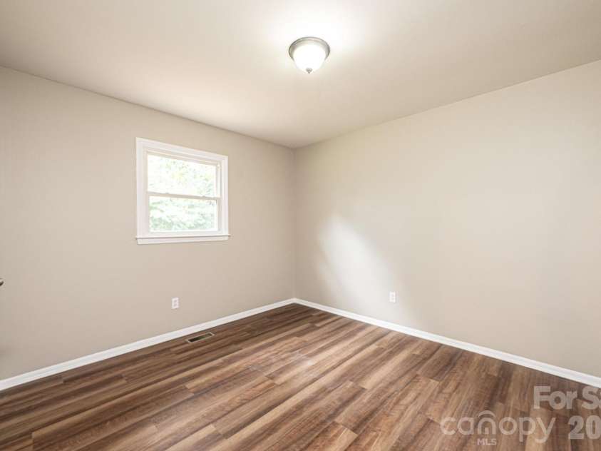 5424 Glenview Drive, Hickory, NC 28602.  MLS# CAR4397238, YatesRealty ID 33057. 