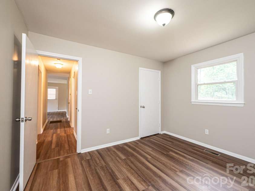 5424 Glenview Drive, Hickory, NC 28602.  MLS# CAR4397238, YatesRealty ID 33057. 