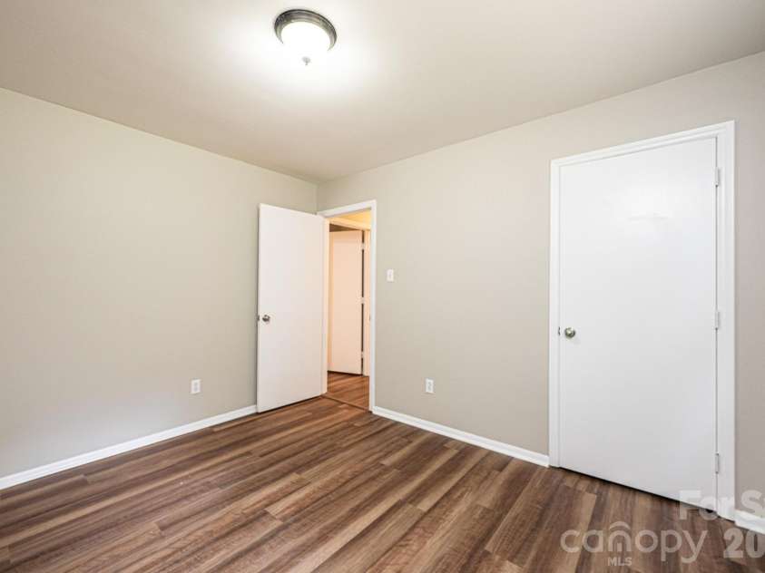 5424 Glenview Drive, Hickory, NC 28602.  MLS# CAR4397238, YatesRealty ID 33057. 