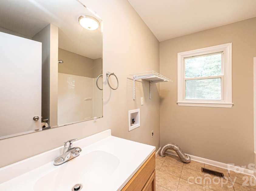 5424 Glenview Drive, Hickory, NC 28602.  MLS# CAR4397238, YatesRealty ID 33057. 