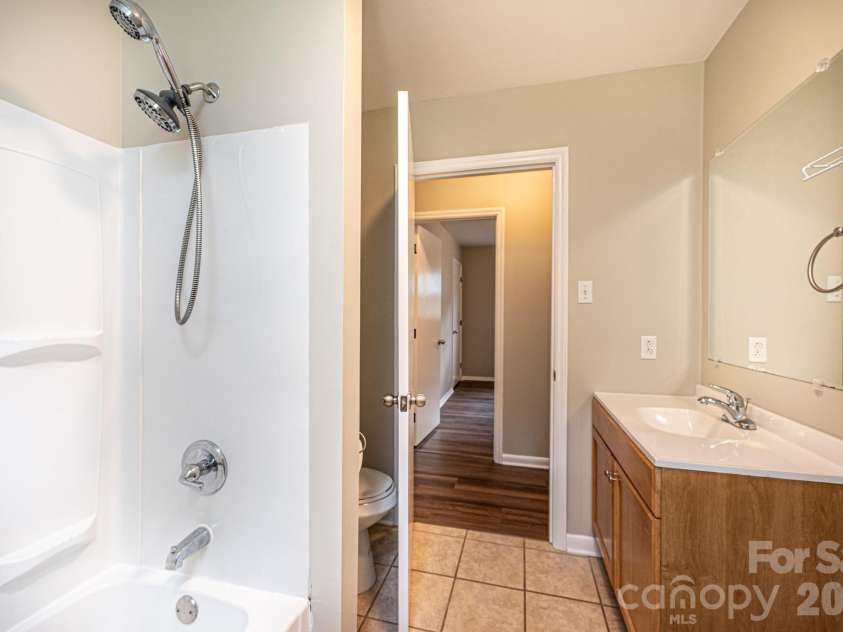 5424 Glenview Drive, Hickory, NC 28602.  MLS# CAR4397238, YatesRealty ID 33057. 