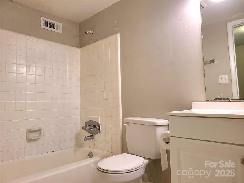 9101 Troon Lane, Charlotte, NC 28214.  MLS# CAR4292059, YatesRealty ID 33058. 