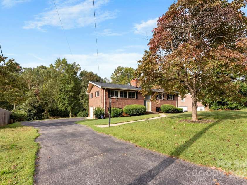 3327 Deerwood Drive, Gastonia, NC 28054.  MLS# CAR4189136, YatesRealty ID 3306. 
