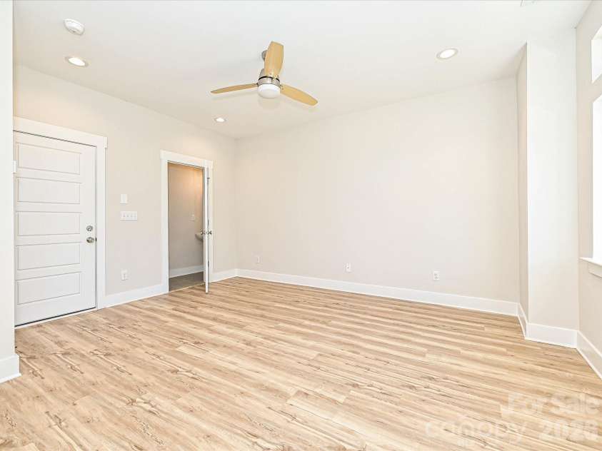 916 Callahan Street, Charlotte, NC 28206.  MLS# CAR4208865, YatesRealty ID 3306. 1st Floor Flex Room