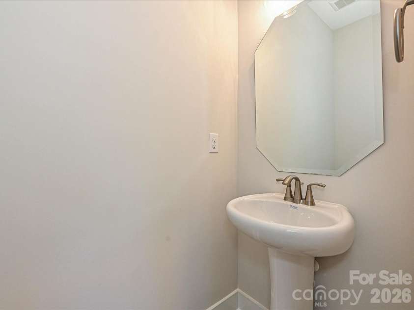 916 Callahan Street, Charlotte, NC 28206.  MLS# CAR4208865, YatesRealty ID 3306. 1st Floor Powder Room