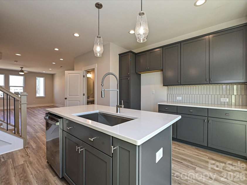 916 Callahan Street, Charlotte, NC 28206.  MLS# CAR4208865, YatesRealty ID 3306. Kitchen/Dining/Living