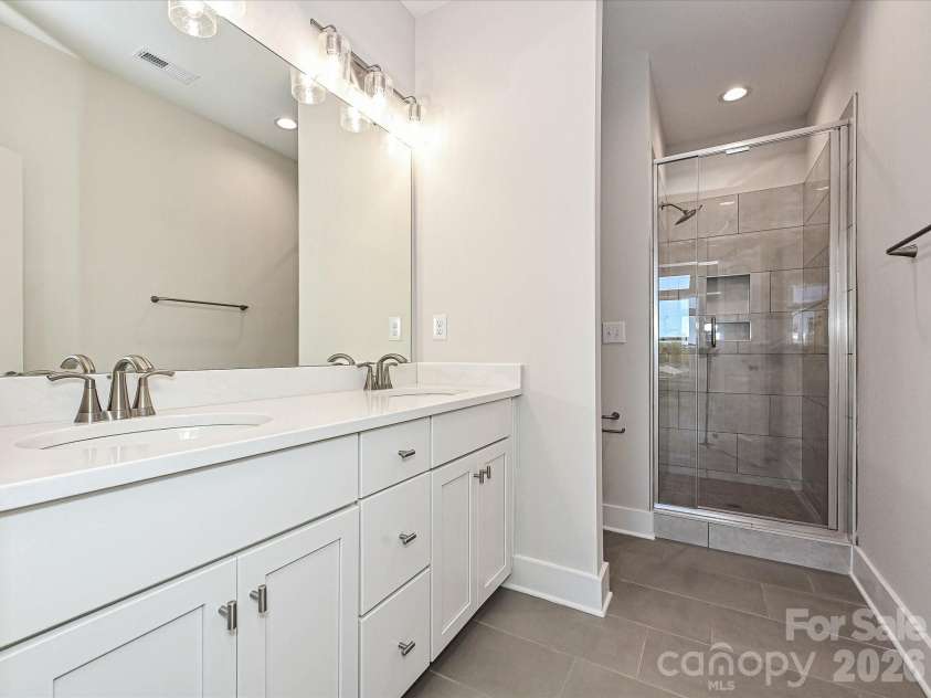 916 Callahan Street, Charlotte, NC 28206.  MLS# CAR4208865, YatesRealty ID 3306. Premier Bath