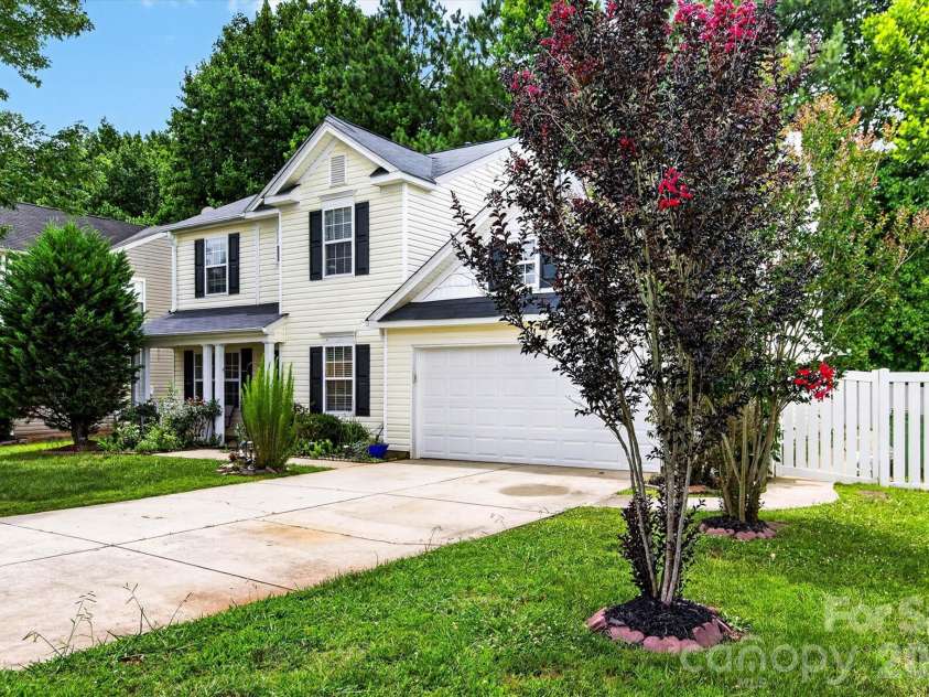 9833 Aventide Lane, Charlotte, NC 28215.  MLS# CAR4377310, YatesRealty ID 33061. 