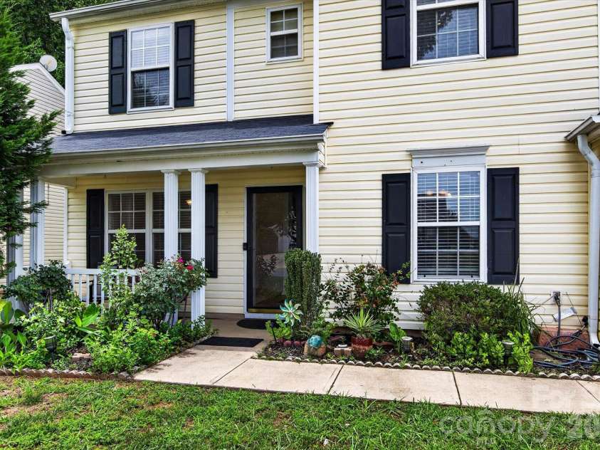 9833 Aventide Lane, Charlotte, NC 28215.  MLS# CAR4377310, YatesRealty ID 33061. 