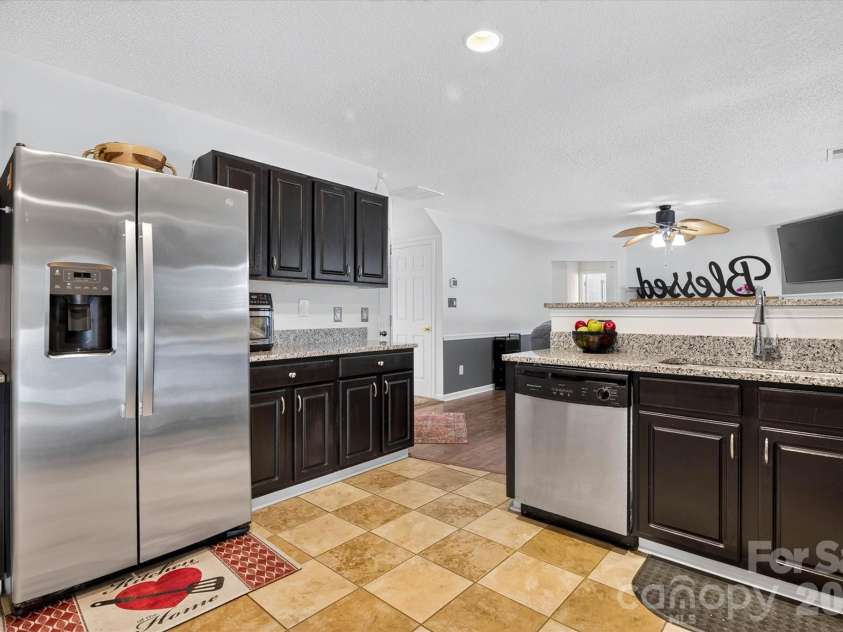 9833 Aventide Lane, Charlotte, NC 28215.  MLS# CAR4377310, YatesRealty ID 33061. 