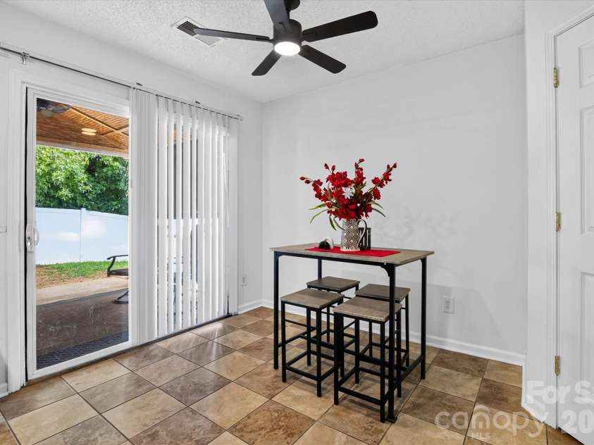 9833 Aventide Lane, Charlotte, NC 28215.  MLS# CAR4377310, YatesRealty ID 33061. Eat-in Kitchen leading to covered back patio