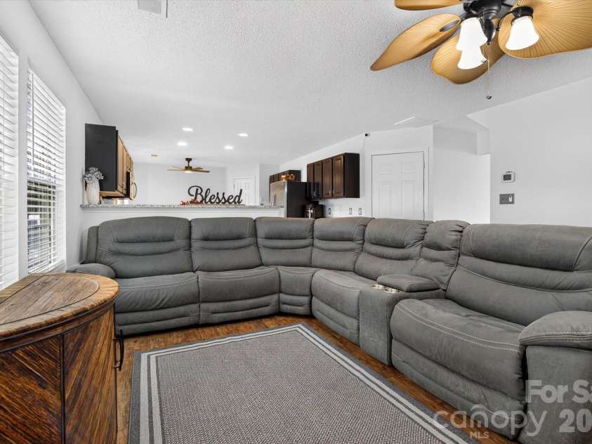 9833 Aventide Lane, Charlotte, NC 28215.  MLS# CAR4377310, YatesRealty ID 33061. Expansive View of Family Room - Great for entertaining