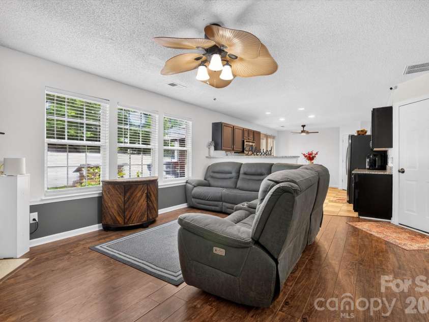 9833 Aventide Lane, Charlotte, NC 28215.  MLS# CAR4377310, YatesRealty ID 33061. Family Room