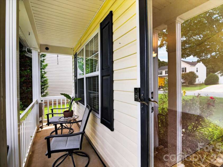9833 Aventide Lane, Charlotte, NC 28215.  MLS# CAR4377310, YatesRealty ID 33061. Front Porch - Nice place to relax!