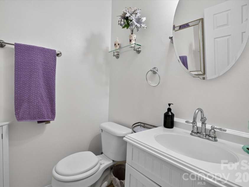 9833 Aventide Lane, Charlotte, NC 28215.  MLS# CAR4377310, YatesRealty ID 33061. Half Bath Main Level