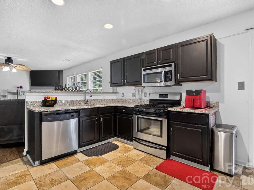 9833 Aventide Lane, Charlotte, NC 28215.  MLS# CAR4377310, YatesRealty ID 33061. Kitchen with NEW GRANITE Couters