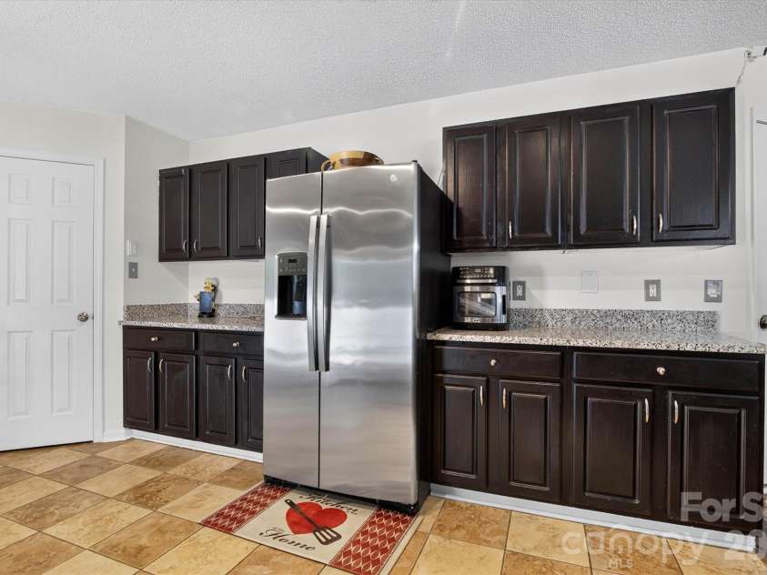9833 Aventide Lane, Charlotte, NC 28215.  MLS# CAR4377310, YatesRealty ID 33061. Plenty of storage in the kitchen