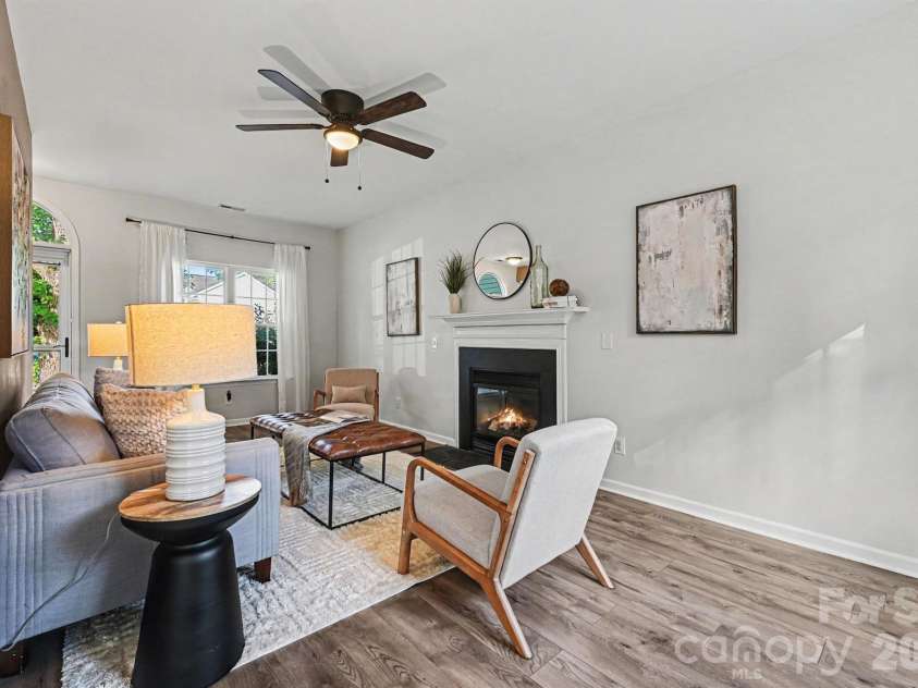 9902 Highlands Crossing Drive, Charlotte, NC 28277.  MLS# CAR4393246, YatesRealty ID 33062. Living room 