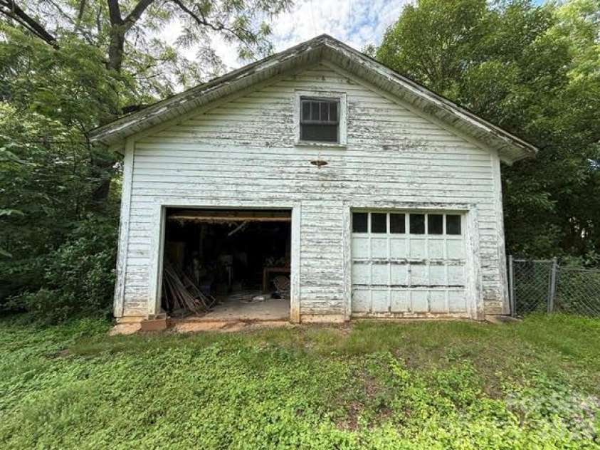 1622 Park Avenue, Albemarle, NC 28001.  MLS# CAR4392237, YatesRealty ID 33063. 