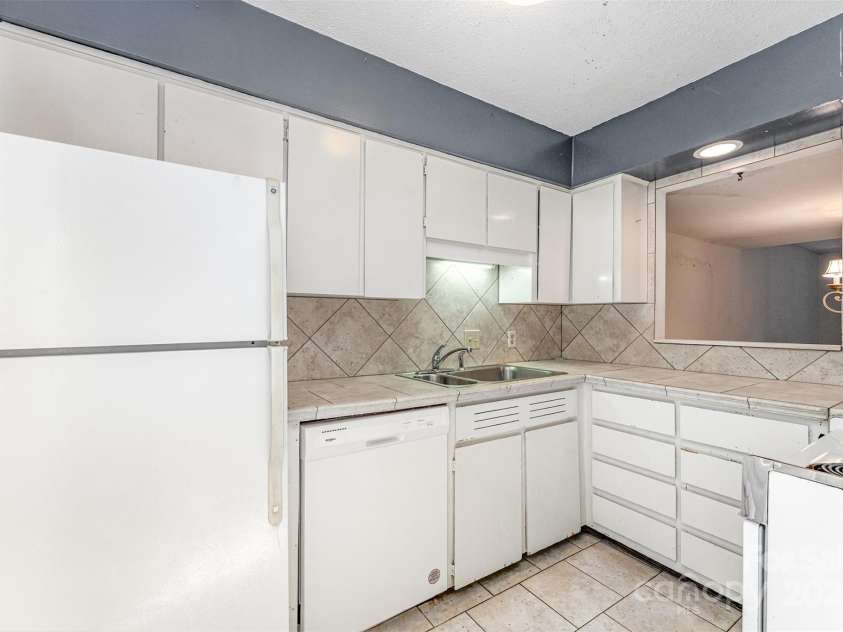 3740 Winding Creek Lane, Charlotte, NC 28226.  MLS# CAR4286176, YatesRealty ID 33064. 