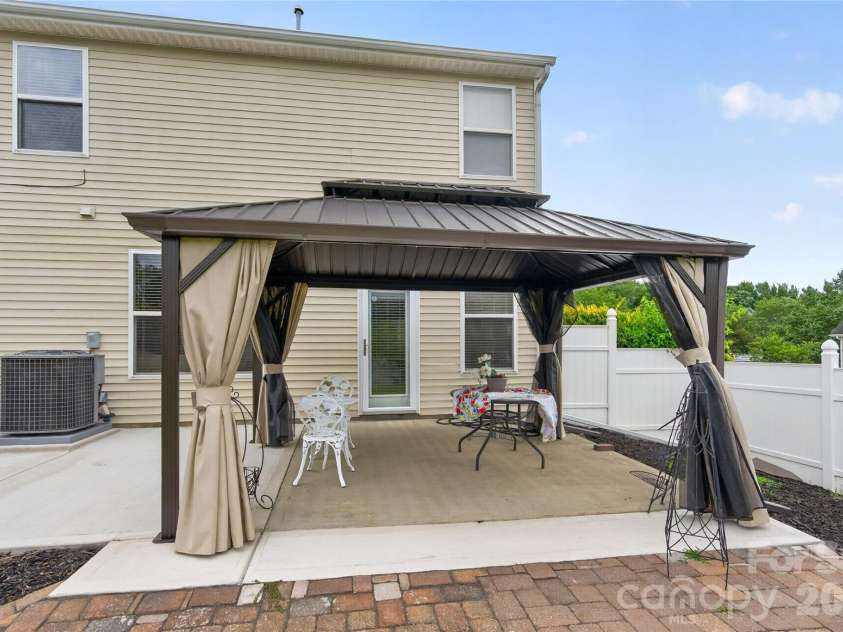 8939 Firestreak Drive, Charlotte, NC 28216.  MLS# CAR4396638, YatesRealty ID 33064. 