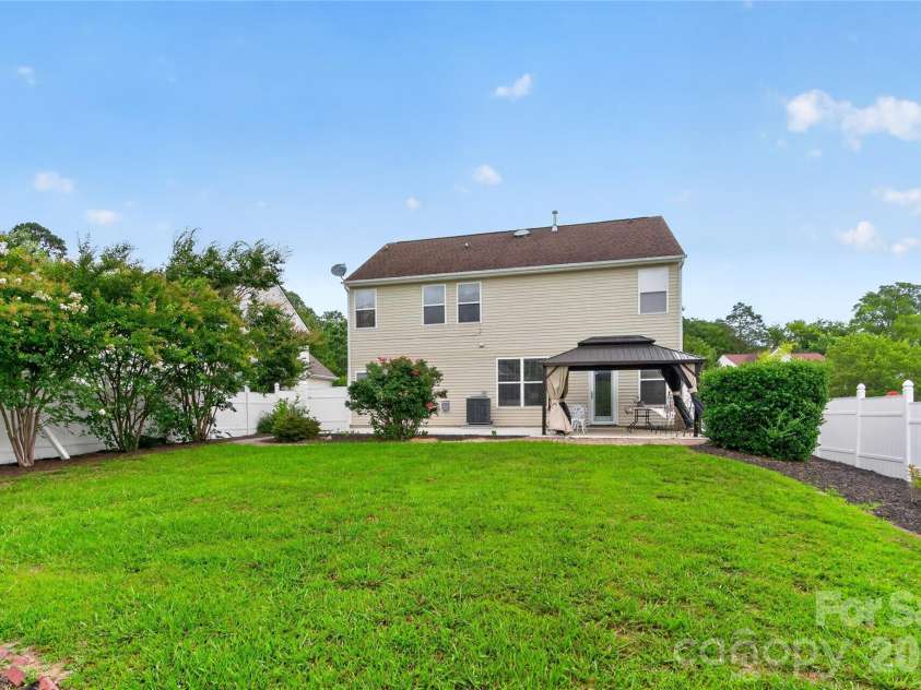8939 Firestreak Drive, Charlotte, NC 28216.  MLS# CAR4396638, YatesRealty ID 33064. 