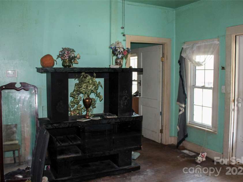 316 Union Street, Maiden, NC 28650.  MLS# CAR4292972, YatesRealty ID 33066. Living Room