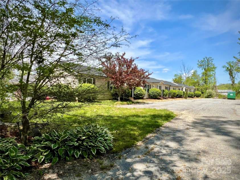 1754 Meadowbrook Terrace, Hendersonville, NC 28791.  MLS# CAR4269491, YatesRealty ID 33067. 4 unit property with a great Hendersonville location.
