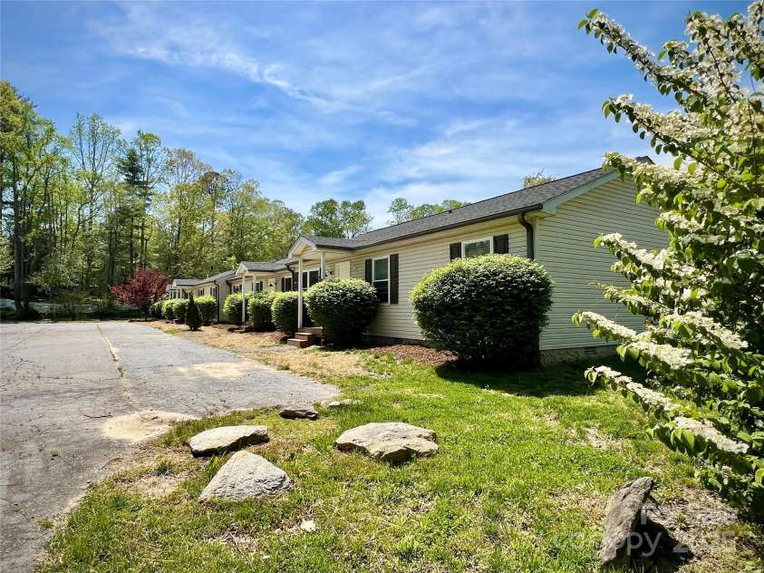 1754 Meadowbrook Terrace, Hendersonville, NC 28791.  MLS# CAR4269491, YatesRealty ID 33067. 4 unit property with a great Hendersonville location.
