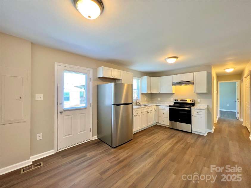 1754 Meadowbrook Terrace, Hendersonville, NC 28791.  MLS# CAR4269491, YatesRealty ID 33067. Typical kitchen and dining area.