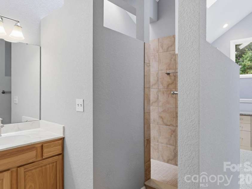 45 Beekeeper Trail, Swannanoa, NC 28778.  MLS# CAR4391282, YatesRealty ID 33068. Upper level full bath