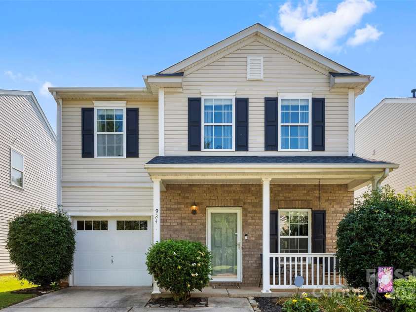 924 Willow Creek Drive, Gastonia, NC 28054.  MLS# CAR4276498, YatesRealty ID 33069. 