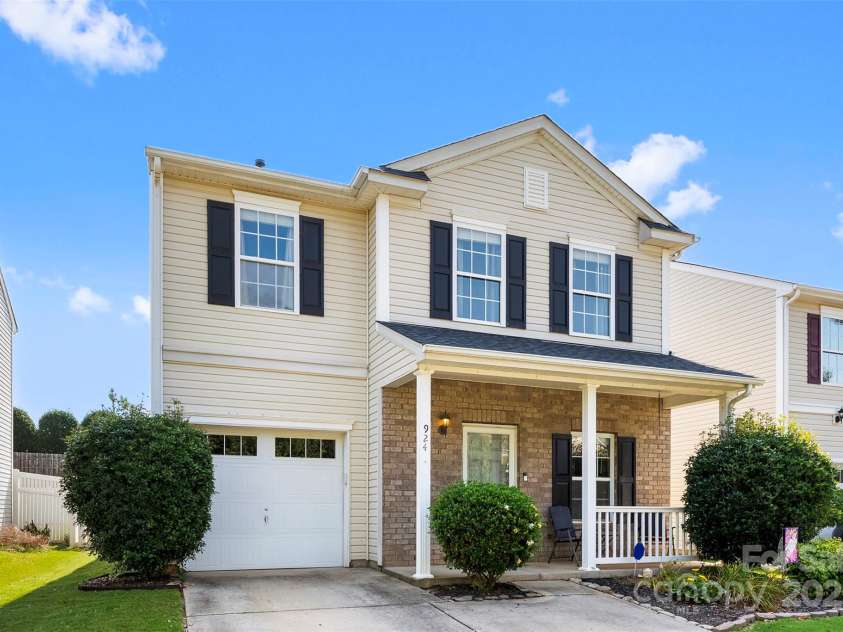924 Willow Creek Drive, Gastonia, NC 28054.  MLS# CAR4276498, YatesRealty ID 33069. 