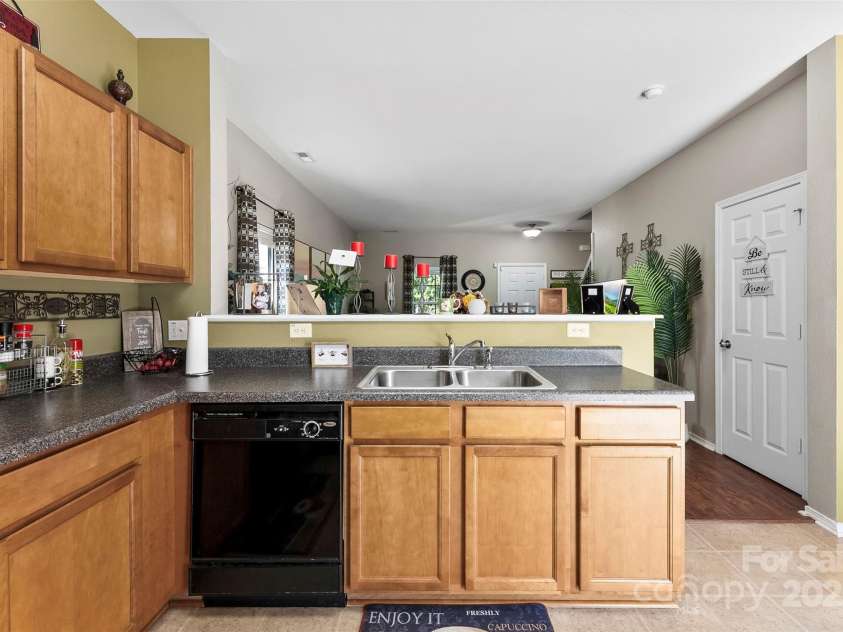 924 Willow Creek Drive, Gastonia, NC 28054.  MLS# CAR4276498, YatesRealty ID 33069. 