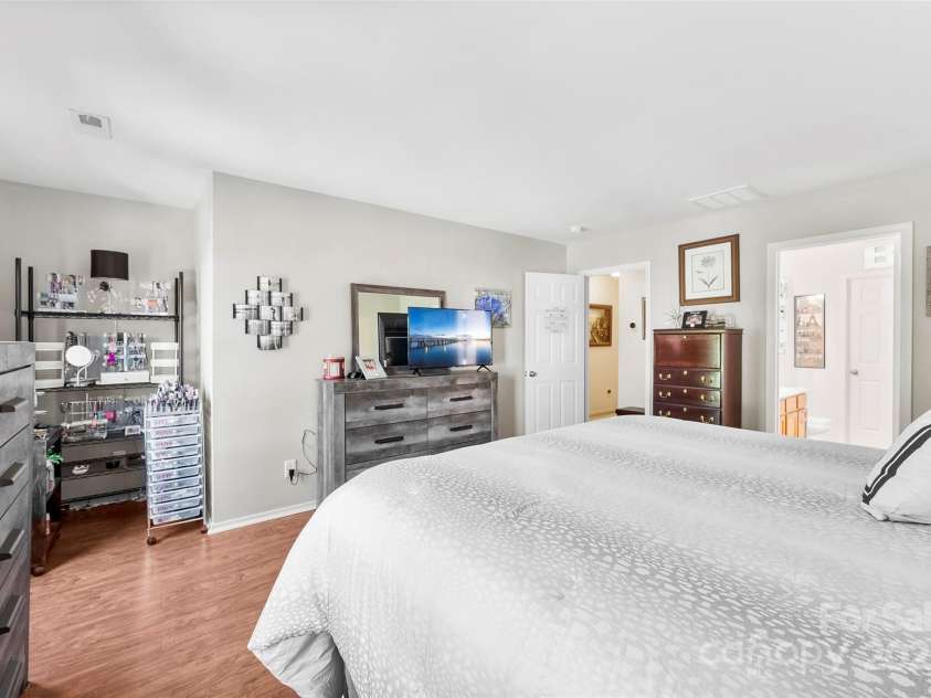 924 Willow Creek Drive, Gastonia, NC 28054.  MLS# CAR4276498, YatesRealty ID 33069. 