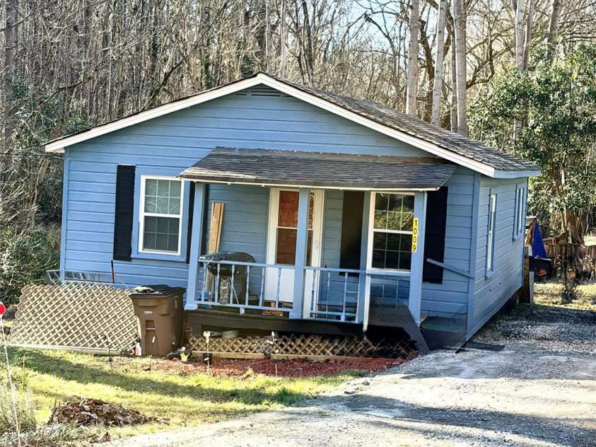1009 Spann Street, Shelby, NC 28150.  MLS# CAR4336473, YatesRealty ID 3307. 
