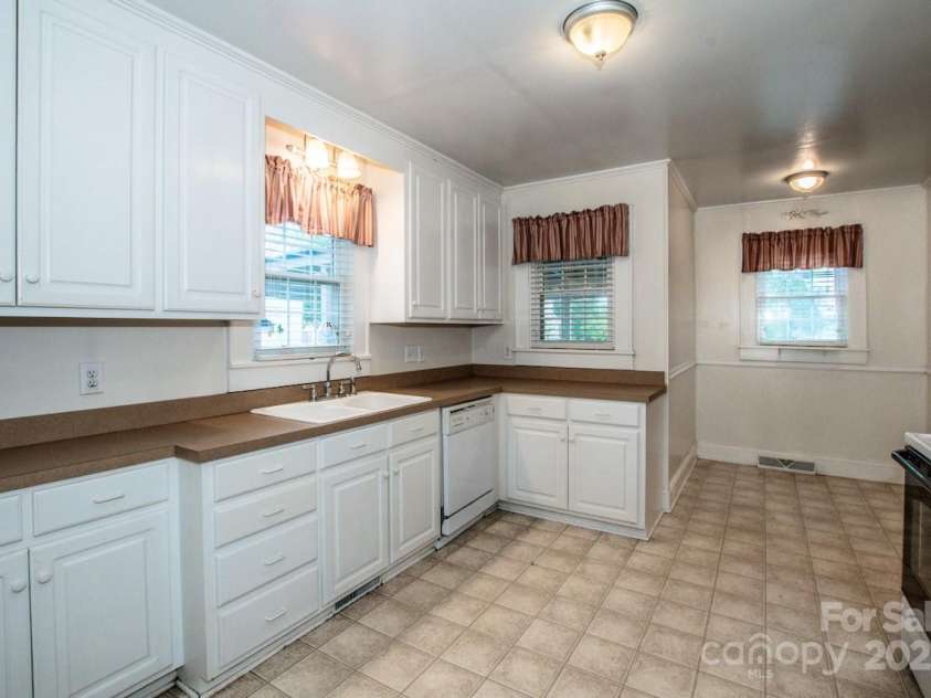 1302 A Street, Kannapolis, NC 28081.  MLS# CAR4291773, YatesRealty ID 33072. Kitchen and Breakfast Nook