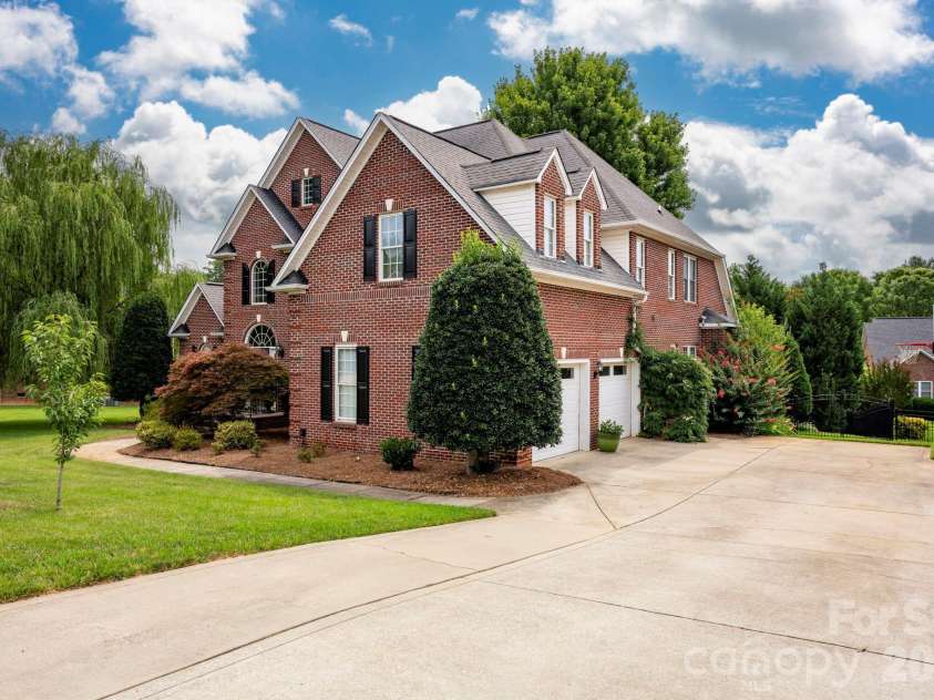 5523 Weavers Row, Gastonia, NC 28056.  MLS# CAR4395582, YatesRealty ID 33076. 
