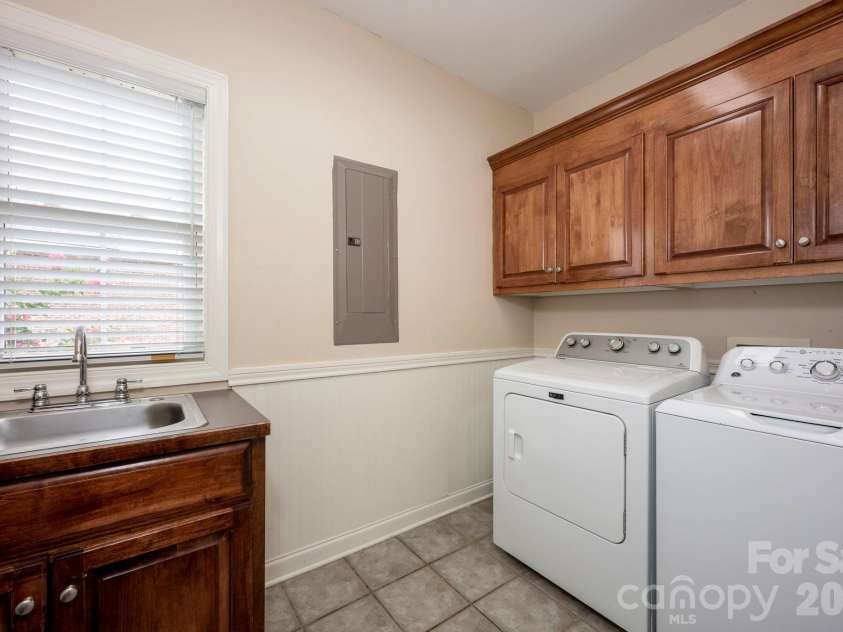 5523 Weavers Row, Gastonia, NC 28056.  MLS# CAR4395582, YatesRealty ID 33076. 