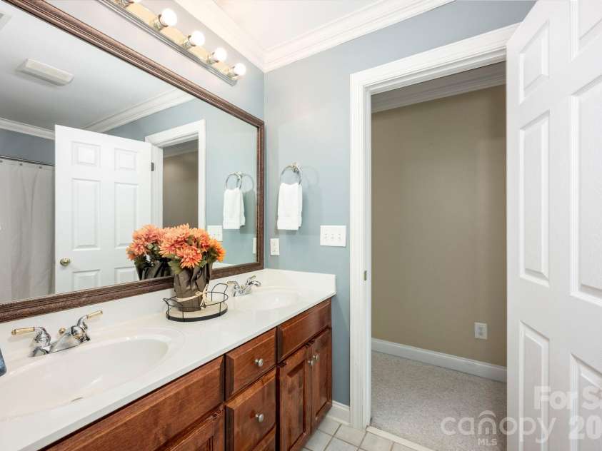 5523 Weavers Row, Gastonia, NC 28056.  MLS# CAR4395582, YatesRealty ID 33076. 