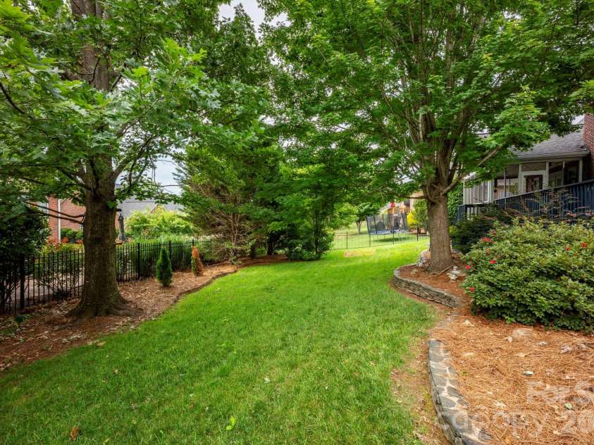 5523 Weavers Row, Gastonia, NC 28056.  MLS# CAR4395582, YatesRealty ID 33076. 
