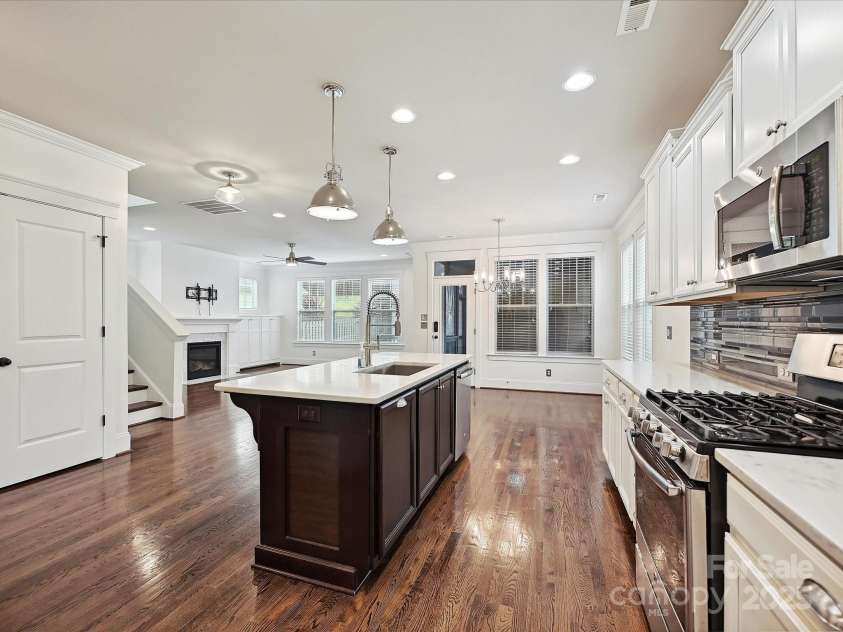 817 Digby Road, Rock Hill, SC 29730.  MLS# CAR4220717, YatesRealty ID 33076. Spacious Kitchen with gas stove