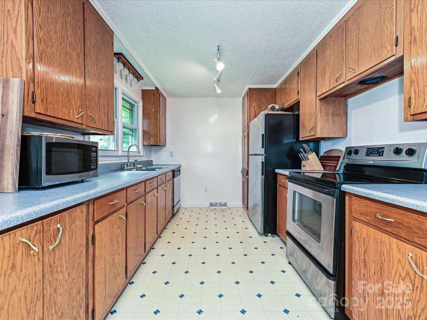 2283 Hillside Drive, Newton, NC 28658.  MLS# CAR4289056, YatesRealty ID 33077. Kitchen