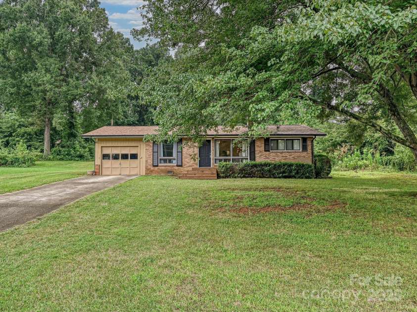 2283 Hillside Drive, Newton, NC 28658.  MLS# CAR4289056, YatesRealty ID 33077. Welcome Home!