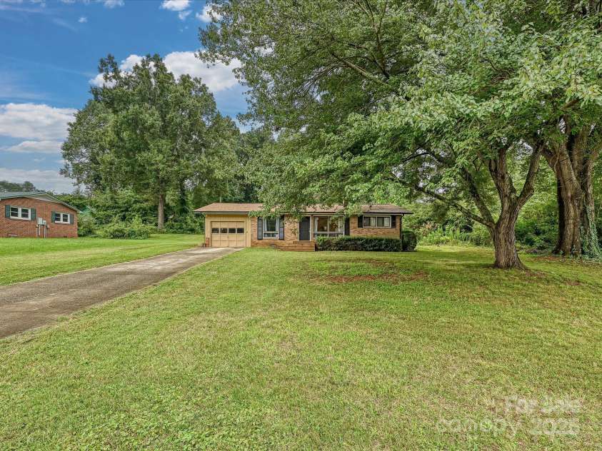 2283 Hillside Drive, Newton, NC 28658.  MLS# CAR4289056, YatesRealty ID 33077. Welcome to 2283 Hillside Dr Newton!