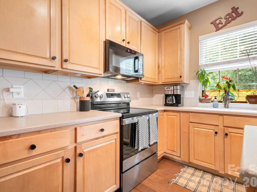 403 Lafinca Court, Fort Mill, SC 29708.  MLS# CAR4393703, YatesRealty ID 33077. Kitchen overlooks inviting backyard