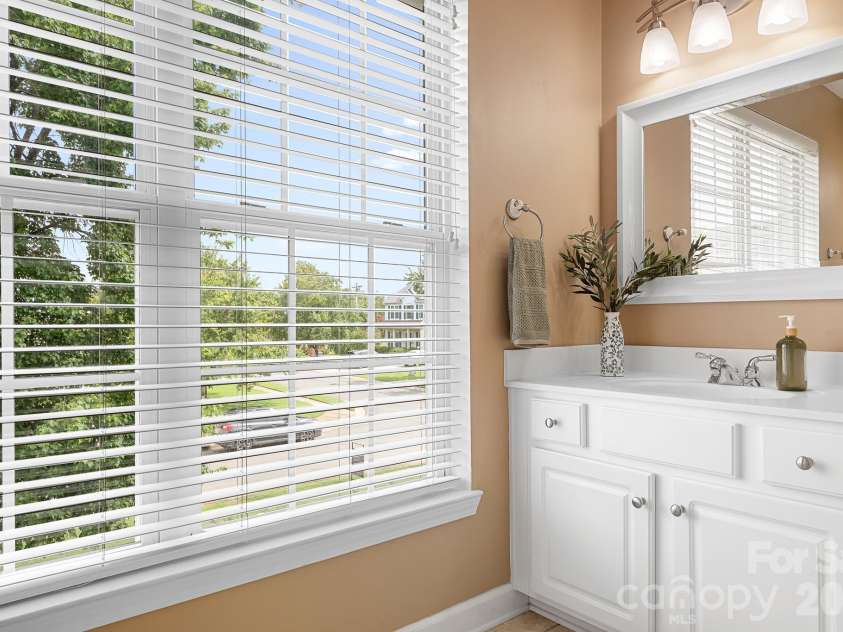 403 Lafinca Court, Fort Mill, SC 29708.  MLS# CAR4393703, YatesRealty ID 33077. Large Hall Bath with great natural light