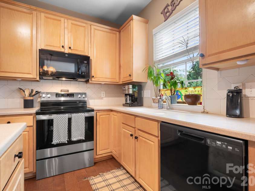 403 Lafinca Court, Fort Mill, SC 29708.  MLS# CAR4393703, YatesRealty ID 33077. Tile backsplash and wood floors