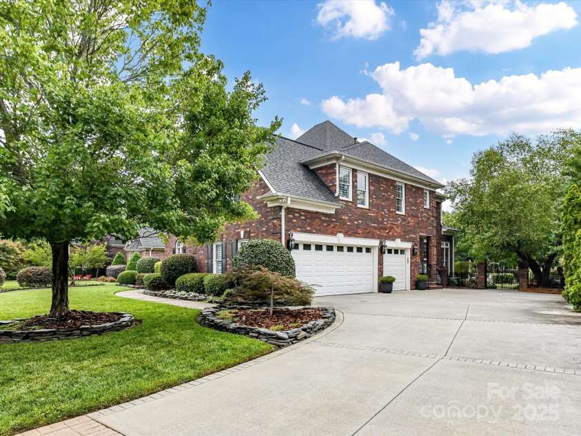 6114 Four Wood Drive, Matthews, NC 28104.  MLS# CAR4288708, YatesRealty ID 33083. 